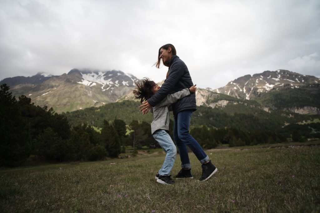 Juegos divertidos en la montaña con niños